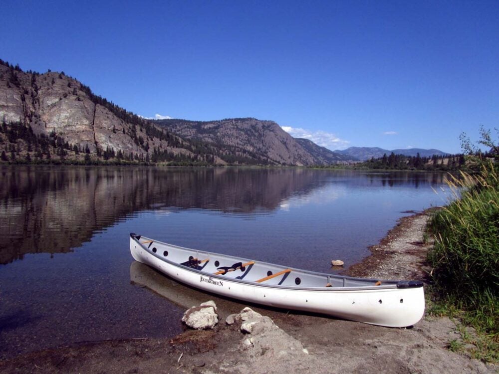 Canoe resting on shore at Vaseux Lake