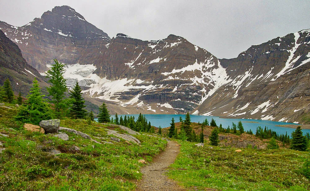 Hiking trail leading to Lake McArthur, a turquoise lake surrounded by mountains