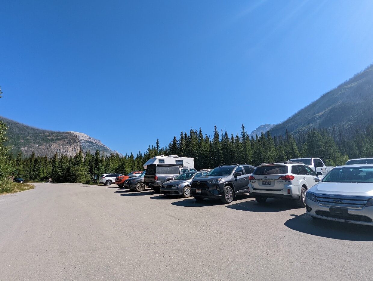Parked cars in Paint Pots parking lot on the Rockwall Trail